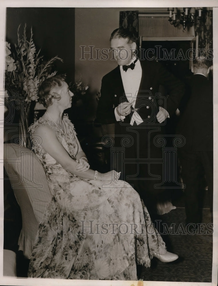 1937 Mrs. Vanderbilt with William Stevenson at the America's Cup - Historic Images