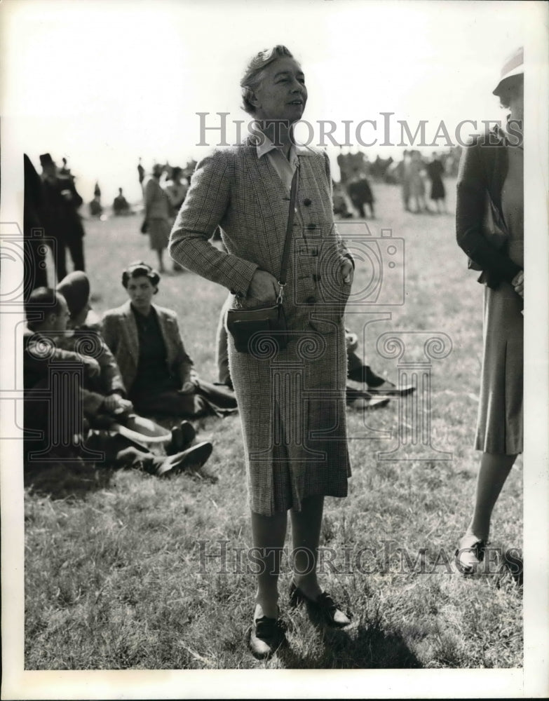 1941 Press Photo Socialite Mrs. Vanderbilt at Meadow Brook Cup in Westbury - Historic Images