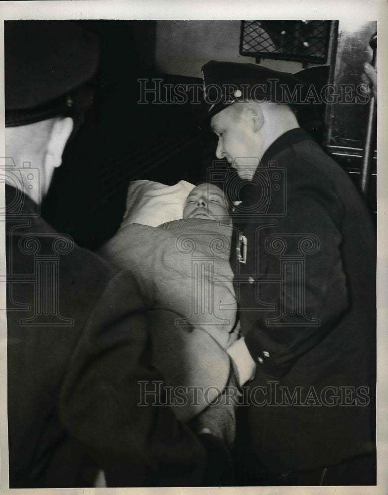 1941 Press Photo Policeman William Moriarty after Jumping from Window in Chicago - Historic Images