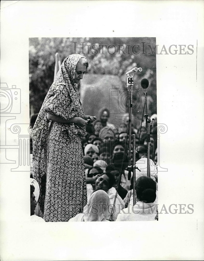 1975 Press Photo India's Prime Minister Indira Gandhi Addresses Crowd - Historic Images