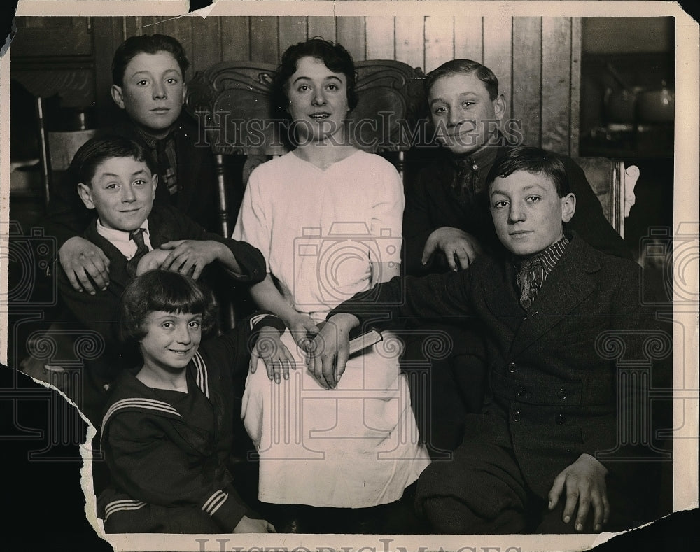 1921 Press Photo Mary Carnici &amp; Family - nea51322 - Historic Images