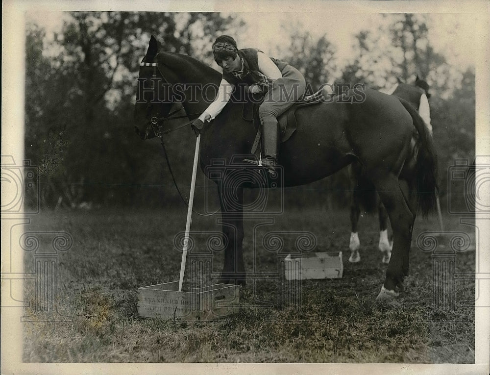 1927 Press Photo Miss Virginia Crville Horse Show - nea51324 - Historic Images