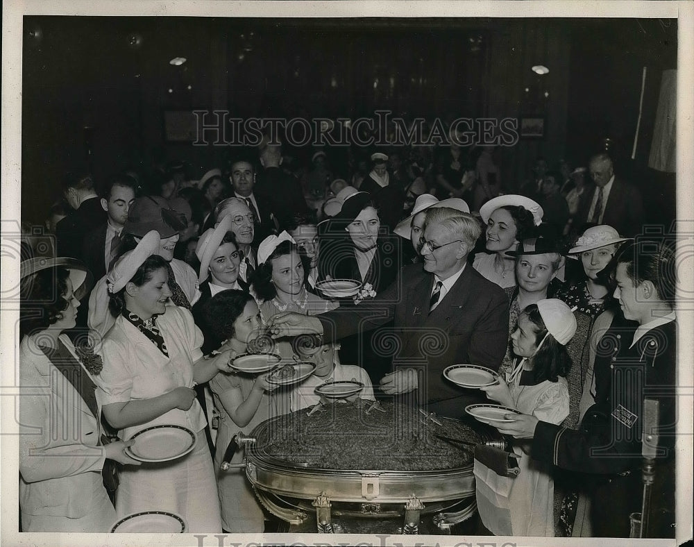 1938 Douglas Corrigan, MJ Corrigan ar Chicago luncheon  - Historic Images