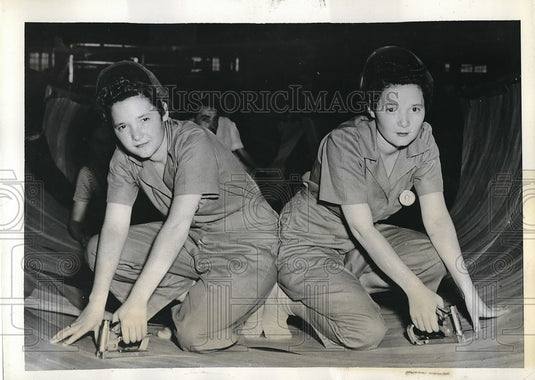 1943 Press Photo Thelam & Zelma Clayton at Fairchild Aircraft plant in N.C. - Historic Images