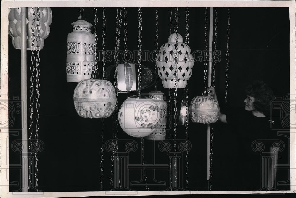 1961 Press Photo High-fired ceramic lighting Chain-de-liers from Halle's-Historic Images