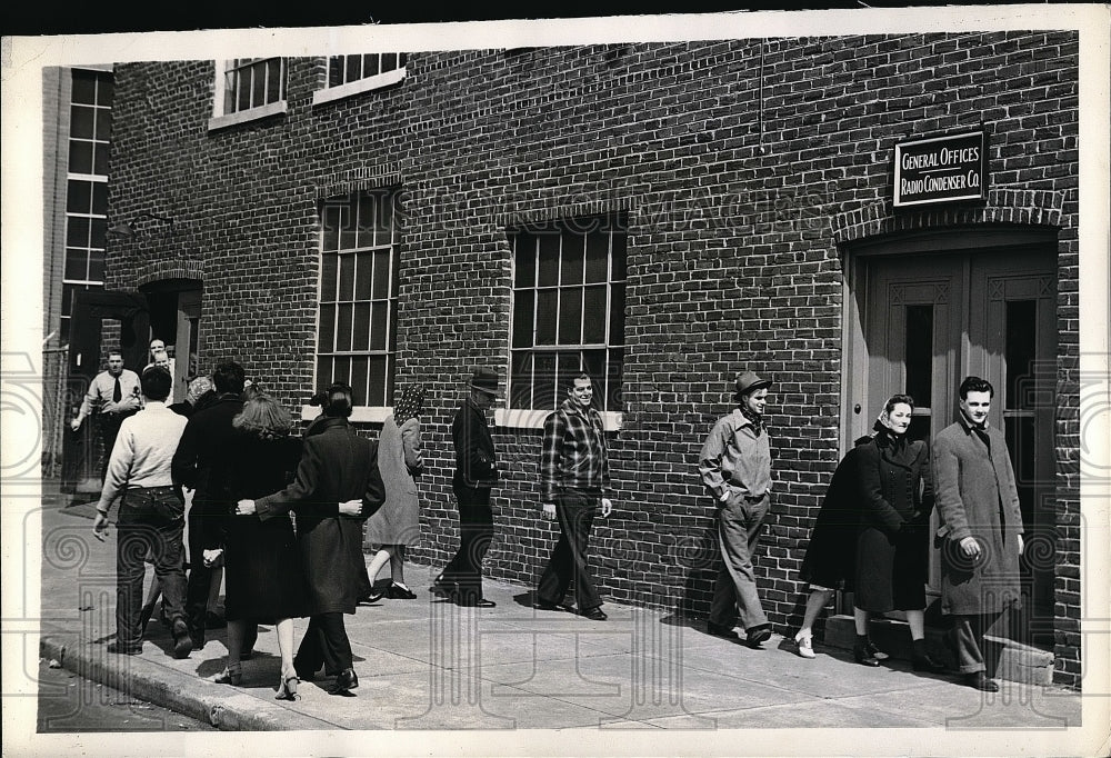 1942 Press Photo Radio Condensor Co. of Camden Picket line Strike - nea51472 - Historic Images