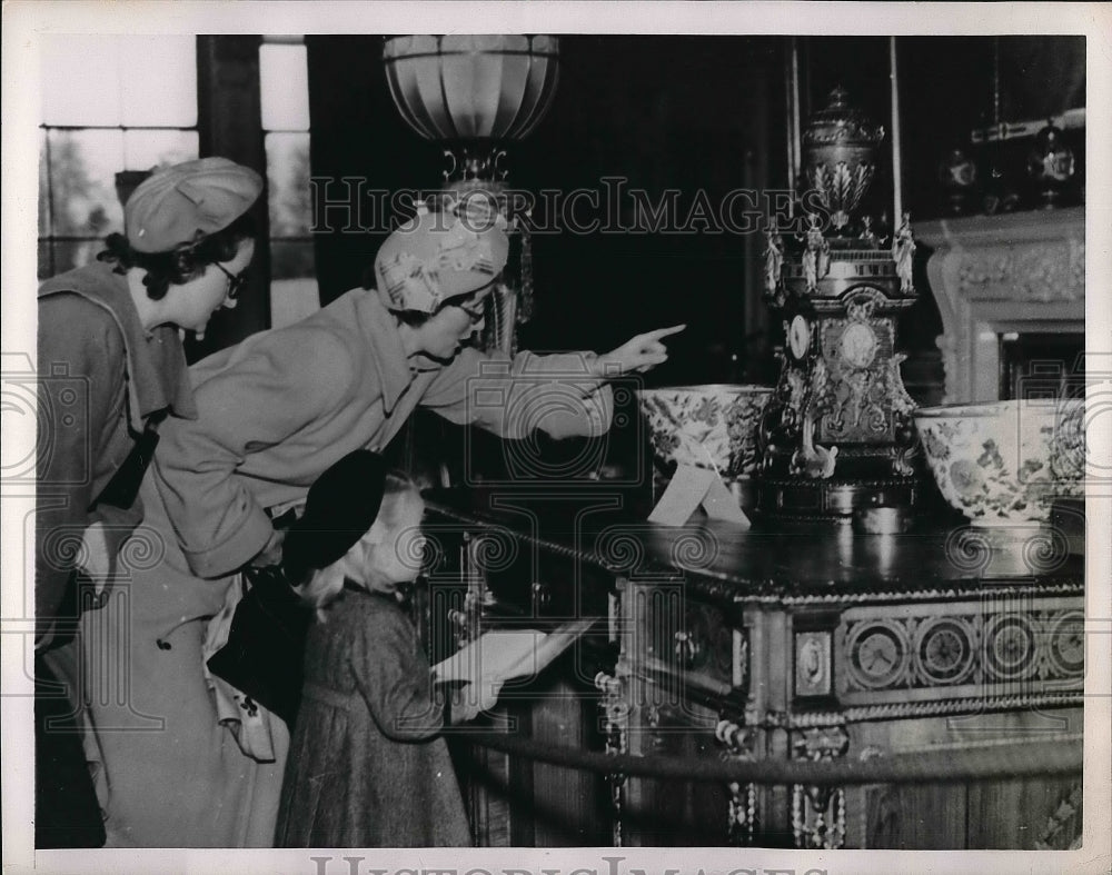 1950 Visitors looked at British Treasure at Harewood House,England. - Historic Images
