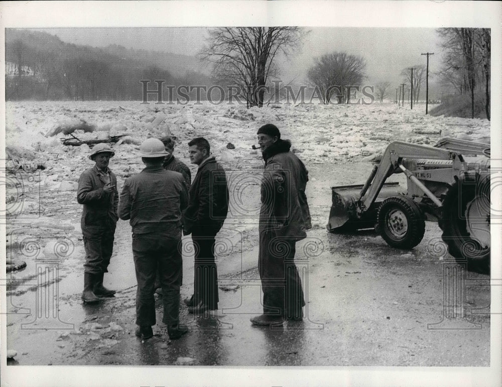 1964 Press Photo Road Crew stand to clear White River road covered with ice rock - Historic Images