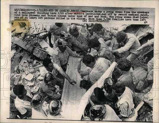 1967 Press Photo Recuers in Rio De Janeiro Building Collapse 200 Dead - Historic Images