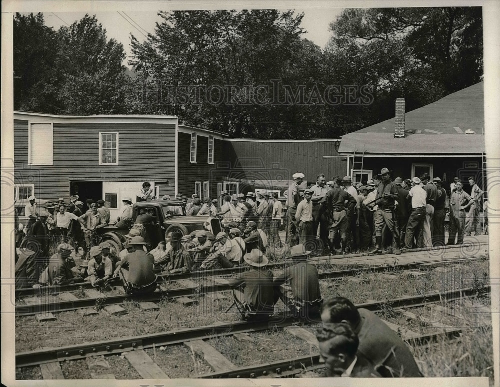 1933 Troopers and farmers in Labanon, N.Y  - Historic Images