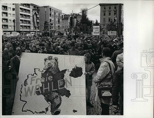 1961 Press Photo West Berliners stage protest at Schoeneberg Town Hall - Historic Images