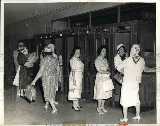 1959 Press Photo Shaker students wait for phone at a train terminal - Historic Images