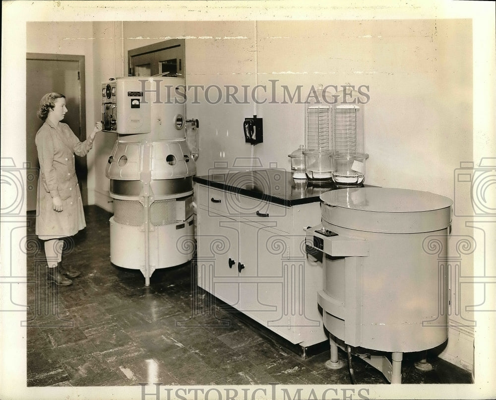 1942 Press Photo Lab technician &amp; accelerated weathering unit to test products - Historic Images