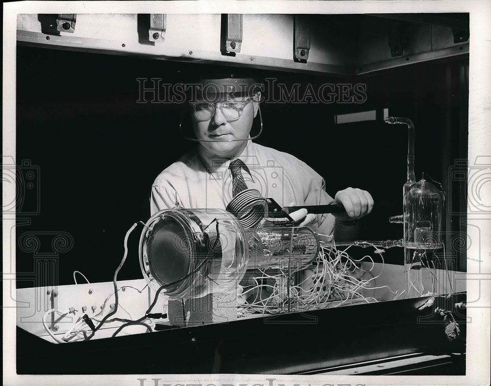 1954 Dr RG Stone at David Sarnoff Research center, Princeton - Historic Images