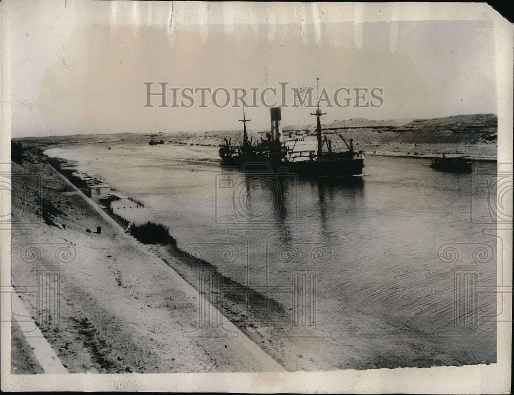 1935 A ship coasts through the Suez Canal.  - Historic Images