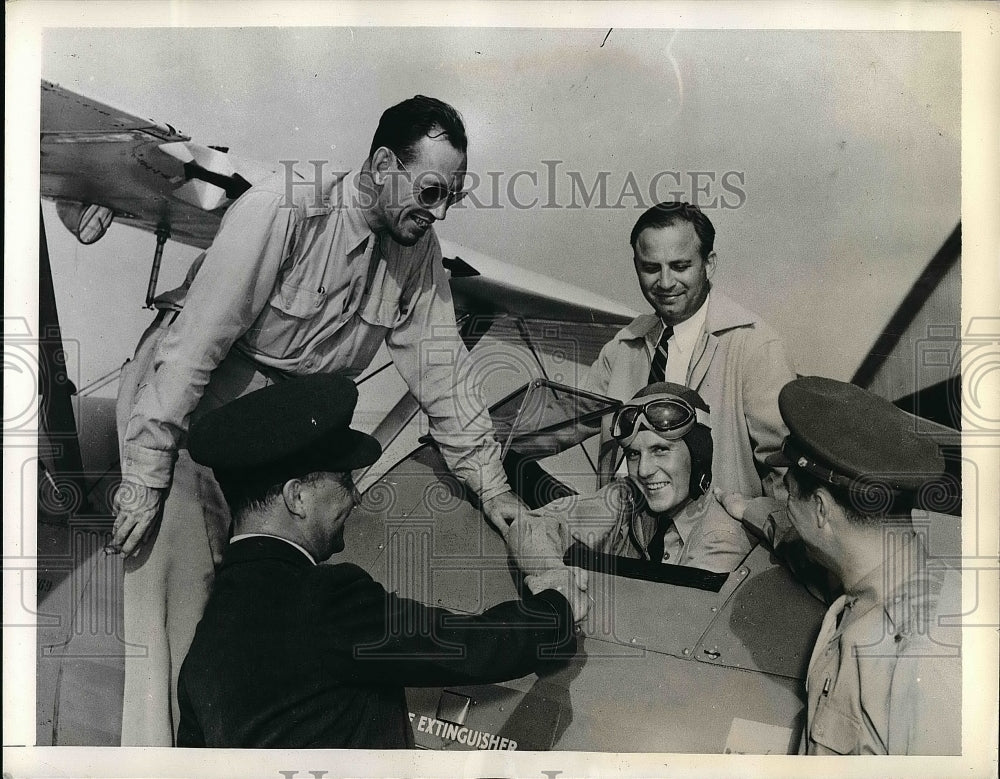 1941 Press Photo Pilot Hume Congratulated By WW Watson For Being 1st Briton - Historic Images