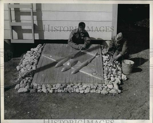 1943 Press Photo Hopper, Tiroux Aviation Cadets With Design of Squadron 104 - Historic Images