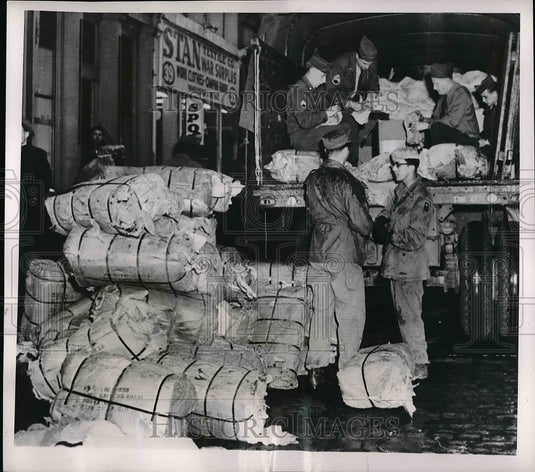 1951 Press Photo Army Personnel examining surplus goods from store - Historic Images