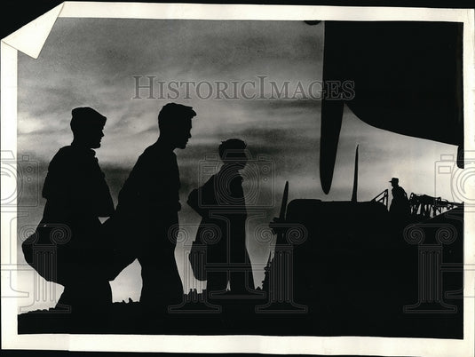 1941 Press Photo Trainees at Southeast Training Center preparing for flight - Historic Images