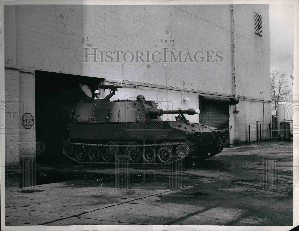 1962 The T195E1 Howitzer leaving ordinance plant  - Historic Images