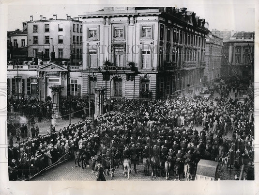 1947 Press Photo Former Belgian POW's Storm Parliament Demanding Benefits. - Historic Images