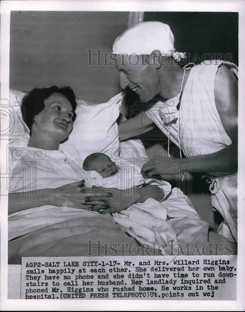 1956 Press Photo Mr &amp; Mrs Willard Higgins &amp; baby she delivered herself - Historic Images