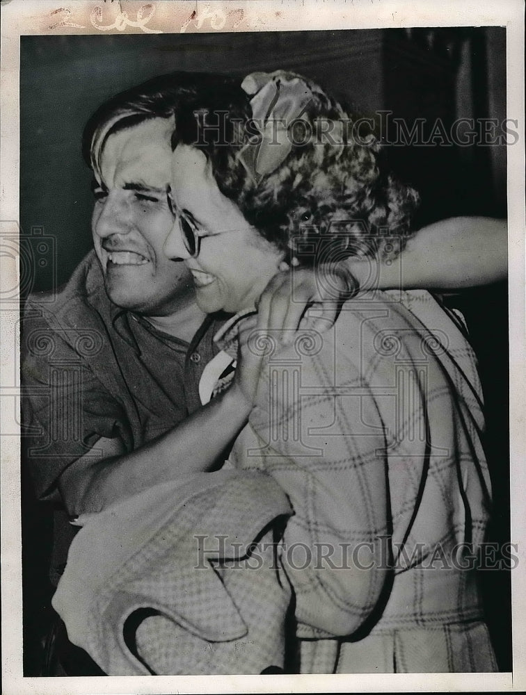 1945 Arthur Gesemyer with his mom Mrs. Gesemyer after return to U.S. - Historic Images