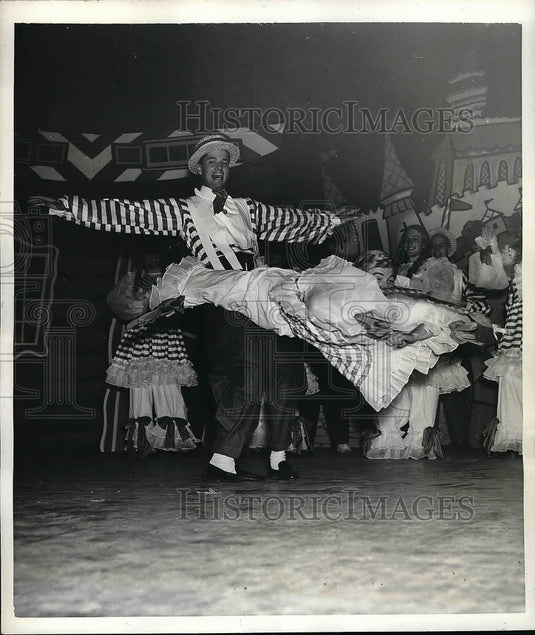1941 Gordon Bodeck and Bill Scheeler performing Out of this World - Historic Images
