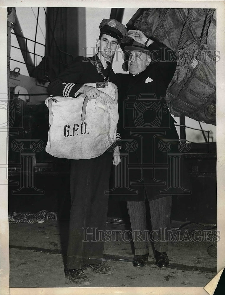 1946 Postmaster Albert Goldman &amp; SS American officer George Tickell - Historic Images