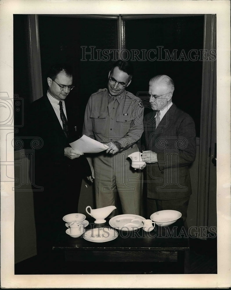 1944 Press Photo Mr. John Mize of the treasury dept. with Major S.R. Wyman-Historic Images