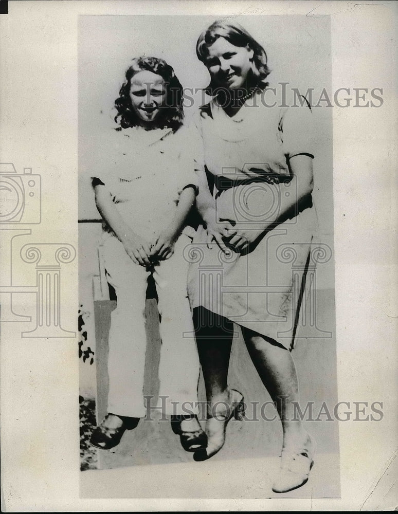 1933 Press Photo Mrs. Dorothy Halsell and Mrs Cary Taylor after being widowed - Historic Images