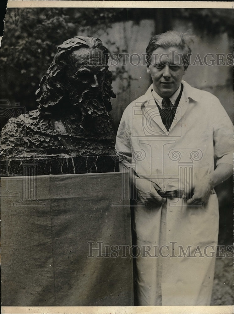 1927 Press Photo sculptor George Fite Waters and his bust of James K. Hackett - Historic Images