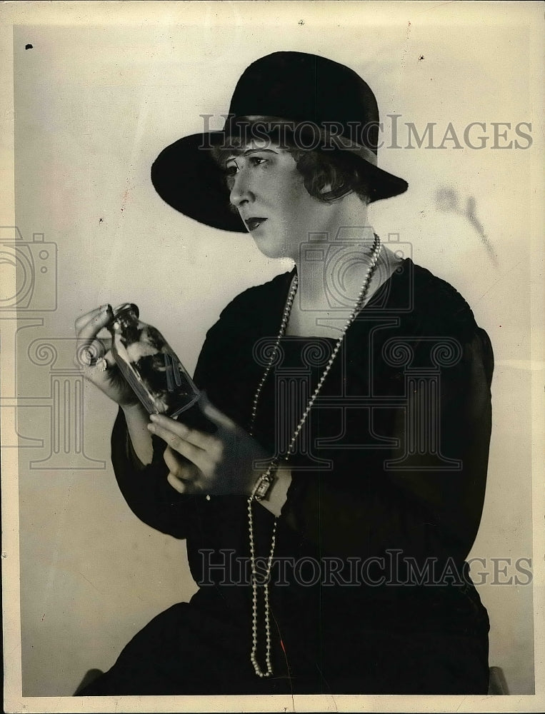1926 novelty inventor Beulah Henry examines boll weevil  - Historic Images