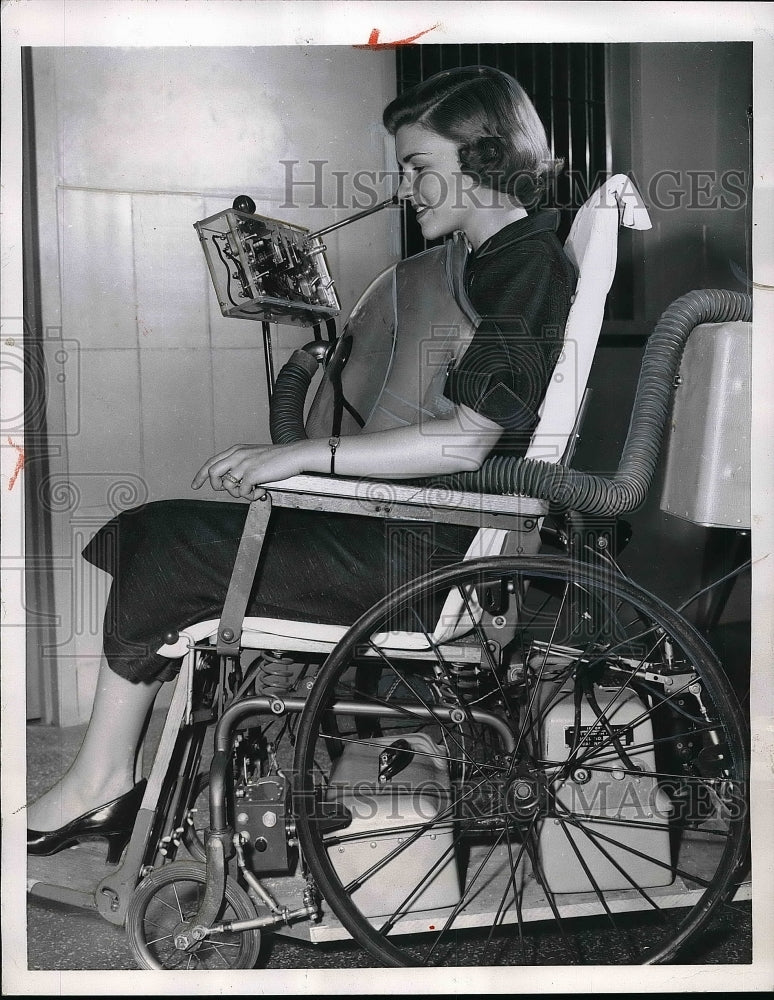 1955 Press Photo Mrs Barbara Pollard of Chicago in motorized wheelchair - Historic Images