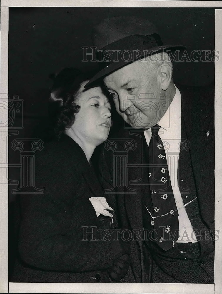 1939 Mrs Beatrice Veryl Pantages & atty C Conlin at divorce court - Historic Images