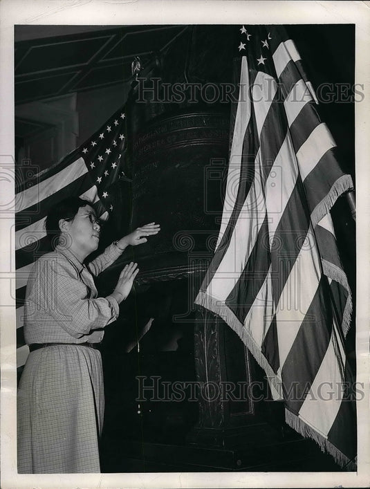 1947 Dr. Han so Jeal examining the liberty bell  - Historic Images