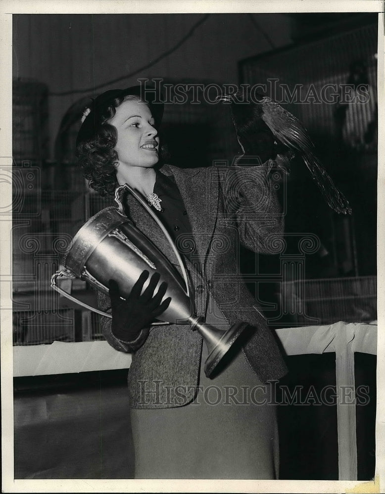 1938 Press Photo Millicent Halliday with crow pheasant &quot;Blackie&quot; - Historic Images