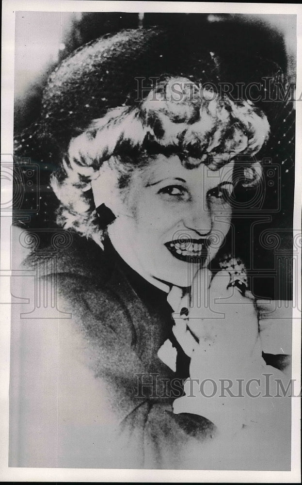 1953 Mrs. Margaret Dubickas after filing lawsuit against husband - Historic Images