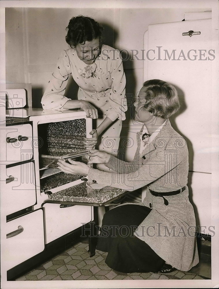 1936 Press Photo Two Youngest Cooks In Ohio Mrs. S.T. Haynesworth & M.E. Smith-Historic Images