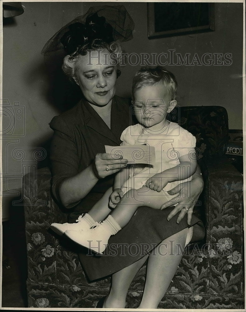 1941 Press Photo Mrs. Sarah Sparks gives Joan Mclaughlin membership card - Historic Images