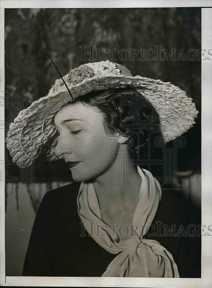 1934 Press Photo Miss Katherine standing modeling a Marie Constantine hat - Historic Images