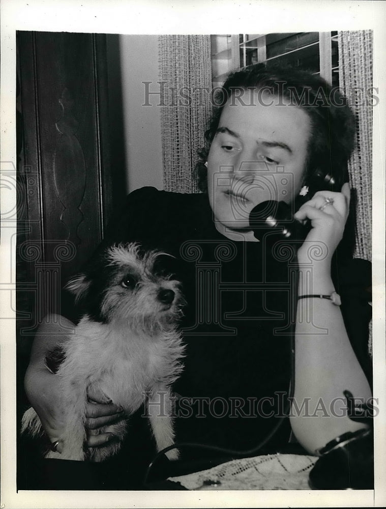 1941 Press Photo Mrs. Annie Schou awaiting news of her husband - nea52187 - Historic Images