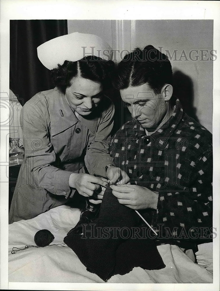 1943 PFC Huey Stidham and 2nd Lt. Gladys Swaize at Army Hospital - Historic Images