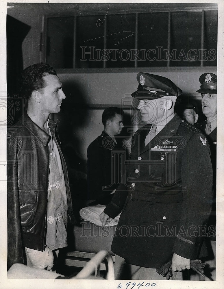 1943 Capt. Roland Scott and Gen. Henry Arnold meeting at hospital - Historic Images