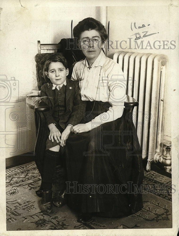 1922 Press Photo Widowed Mrs. F. Sheffington with her seven-year-old son - Historic Images