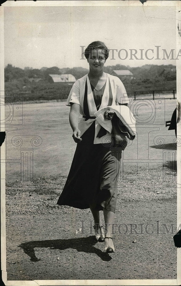 1931 Press Photo Socialite Miss Marion Snowden On Vacation In Newport, RI - Historic Images