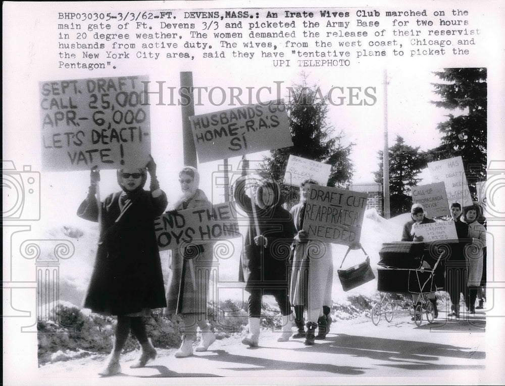 1962 Press Photo Wives Club Picket At Fort Devens Army Base For Husbands&#39; Return - Historic Images