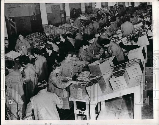 1944 Press Photo Red Cross Food Packages Being Packed - nea52283-Historic Images