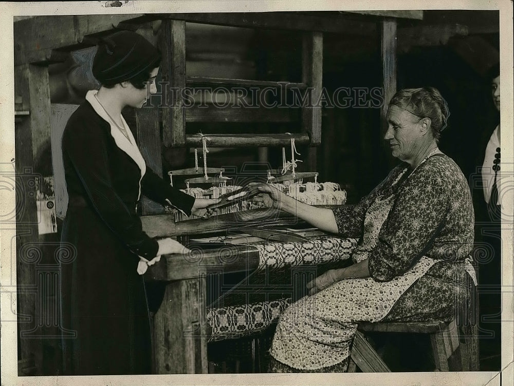 1930 Eleanor Schmidt &amp; Mrs Lucy Banks with hand loom  - Historic Images