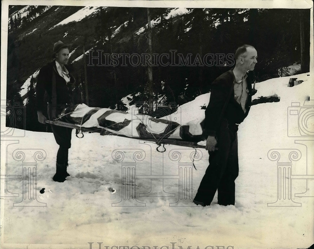 1936 Press Photo Searchers &amp; body of Arne Wells killed in Cascade Mt plane crash - Historic Images